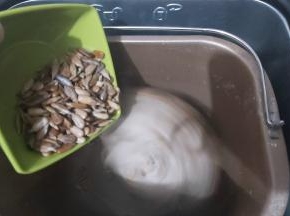 打开计时器，当程序剩余6-8分钟的时候，倒入熟瓜子仁。