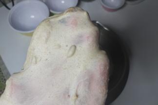 最后揉好的面团扯出的膜够结实有韧性，不容易破。