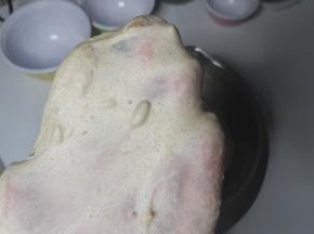 最后揉好的面团扯出的膜够结实有韧性，不容易破。