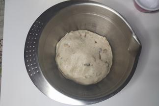 然后简单收拢成圆形，放入盆内，盖上保鲜膜进行一次发酵。