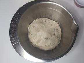 然后简单收拢成圆形，放入盆内，盖上保鲜膜进行一次发酵。