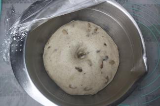 发酵到1.5-2倍大，手沾面粉插入面团，洞口轻微回缩不塌陷即发酵完成。