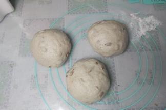 面团取出轻压排气，平均分成3份，分别搓圆，盖上保鲜膜静置松弛15-20分钟。