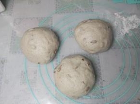 面团取出轻压排气，平均分成3份，分别搓圆，盖上保鲜膜静置松弛15-20分钟。