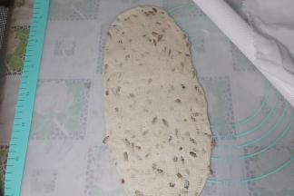 取一个面团，擀成长舌状。