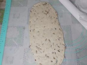 取一个面团，擀成长舌状。