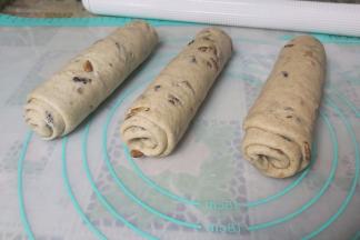 其余也同样操作，收口朝下，盖上保鲜膜继续松弛10分钟左右。