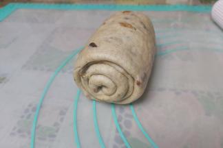 仍旧翻面后再自上而下卷起。