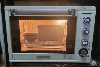 准备一碗热水，放入烤箱进行发酵。