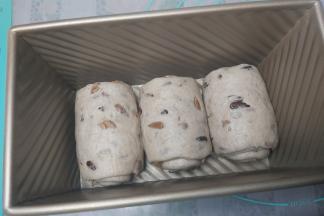 把面团摆入模具。