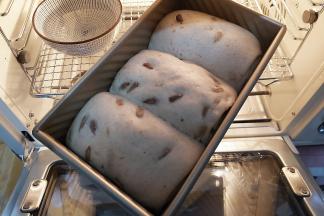 发酵至模具的九分满左右。