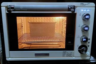 烤箱设置上火185度，下火195度，中下层，时间为40分钟。（烤箱一定要预热好以后再把模具放入烤箱，每个烤箱的脾气都不一样，要灵活调整 ）