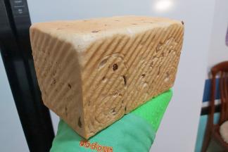 烘烤结束后，立即取出，震一下模具，然后放在晾架上晾至手温后密封保存。