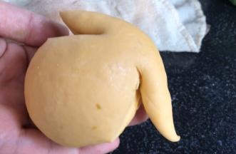 用剪刀在一头三分之一处的两侧斜剪出犄角