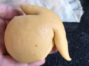 用剪刀在一头三分之一处的两侧斜剪出犄角