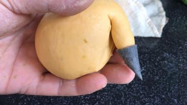 再用黑面擀成面皮，包住犄角的尖尖处