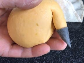 再用黑面擀成面皮，包住犄角的尖尖处
