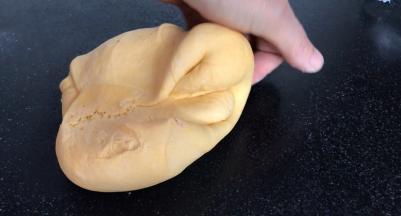 发酵好的面团揉匀排气