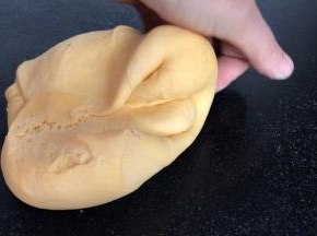 发酵好的面团揉匀排气