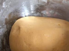 揉成光滑面团，密封发酵至两倍大