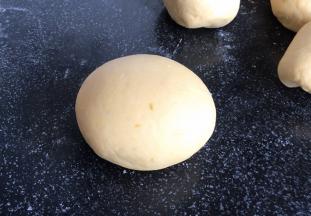 分成五等份，搓成椭圆形