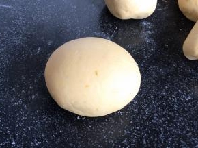 分成五等份，搓成椭圆形