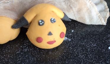 再用红面做出嘴巴、脸蛋即可