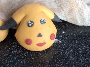 再用红面做出嘴巴、脸蛋即可