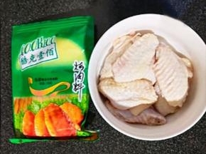 鸡翅解冻，洗干净。