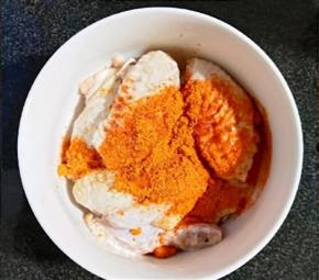 倒入cook100新奥尔良烤肉料腌制2小时。