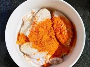 倒入cook100新奥尔良烤肉料腌制2小时。