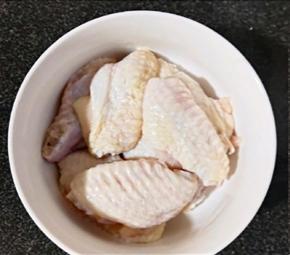 用不锈钢叉子戳鸡翅表面，腌制时入味