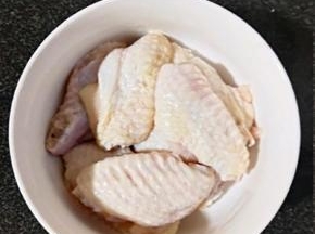 用不锈钢叉子戳鸡翅表面，腌制时入味