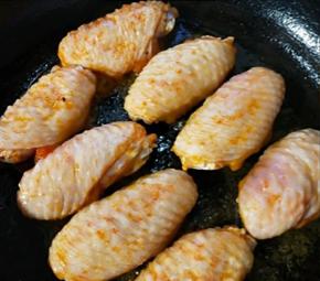 平底锅刷油，摆上鸡翅。