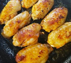 煎10－15分钟，根据火的大小，尽量小火，煎至两面金黄即可。