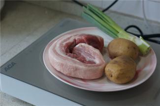 如图这款奶奶版的红烧肉备料：五花肉一条，土豆二个，大葱一段。