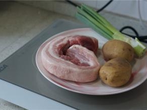如图这款奶奶版的红烧肉备料：五花肉一条，土豆二个，大葱一段。