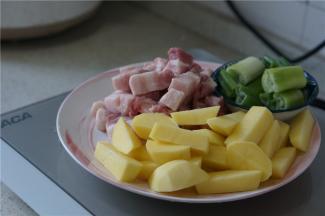 将所用的食材先洗切好，因为后序需要焖煮，食材我就切的都比较大一点。