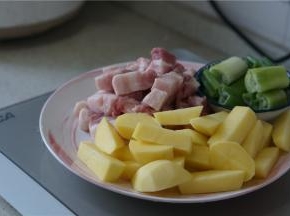 将所用的食材先洗切好，因为后序需要焖煮，食材我就切的都比较大一点。