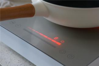 将电陶炉先最高火力档热锅，炒糖色。