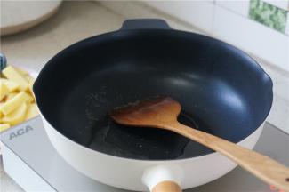 在炒糖色的时候要注意，划炒次数要多一点，这样子糖色炒出来色美味不苦。