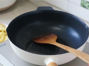 在炒糖色的时候要注意，划炒次数要多一点，这样子糖色炒出来色美味不苦。