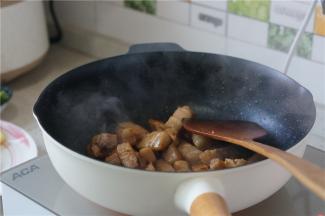 炒至如图这样子的色泽就可以了，如果朋友们不加土豆的话，那在这个步骤里就将多余的油沥出来。