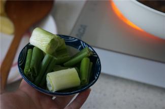 然后再加入提香用的大葱，我这家里就只有大葱了，如果朋友们家里要是有洋葱或是八角的话，朋友们可以换成其它提香的食材，也可以根据自家人的喜好来更换。