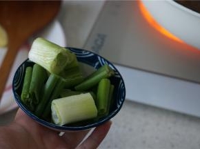 然后再加入提香用的大葱，我这家里就只有大葱了，如果朋友们家里要是有洋葱或是八角的话，朋友们可以换成其它提香的食材，也可以根据自家人的喜好来更换。