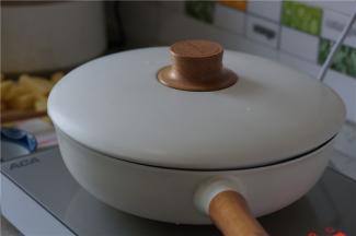 上盖，减火力，焖煮至五花肉熟烂。