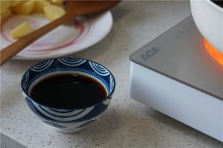 备好料酒 ，生抽，细盐，酱料调配成一碗，然后同等的清水再加入一碗。