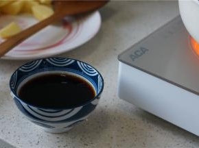 备好料酒 ，生抽，细盐，酱料调配成一碗，然后同等的清水再加入一碗。