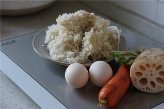 这款炒饭的备料：鸡蛋二个，胡萝卜一根，莲藕半段，葱适量，肉末。