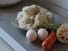 这款炒饭的备料：鸡蛋二个，胡萝卜一根，莲藕半段，葱适量，肉末。